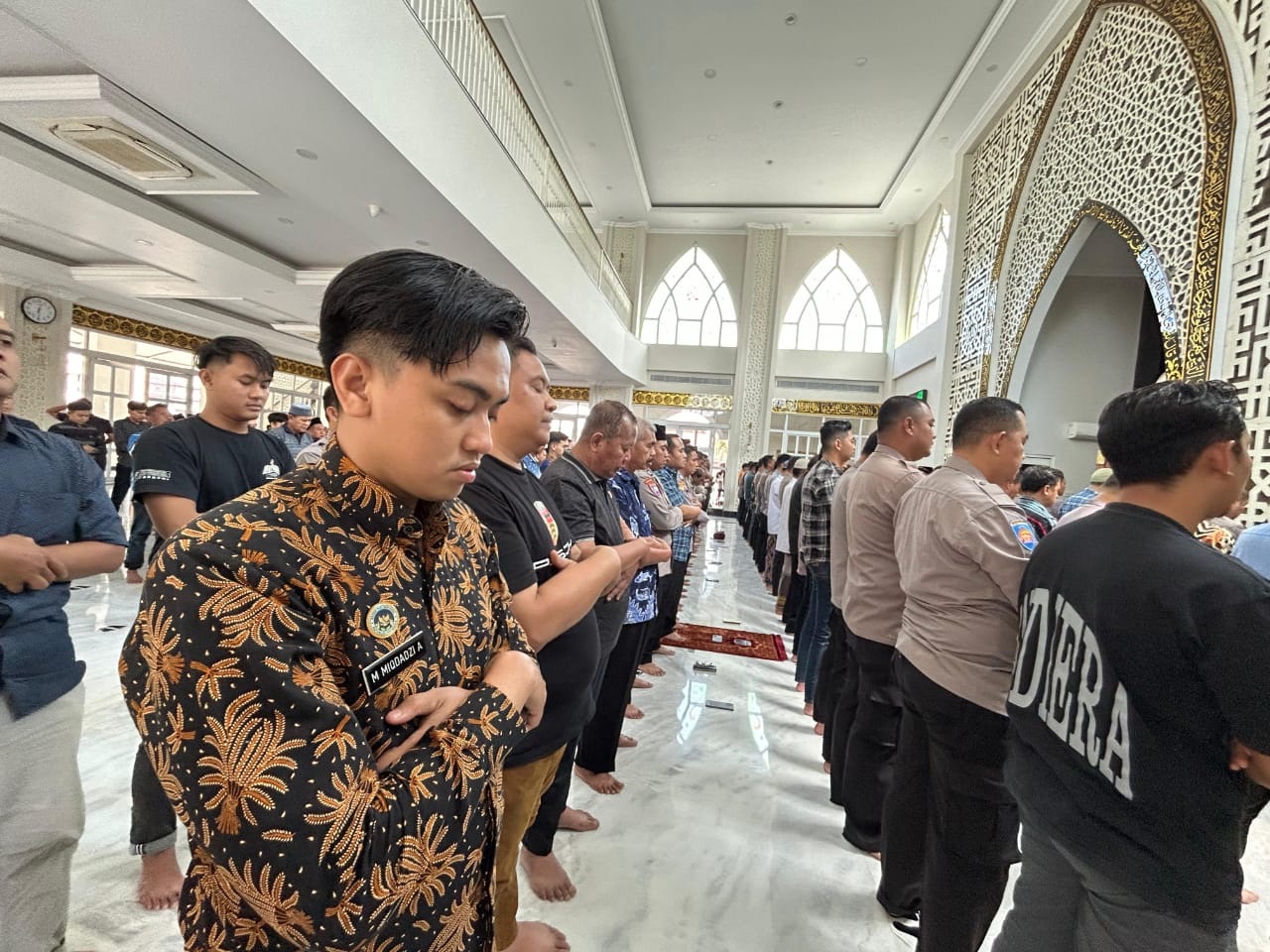 KHUSYUK: Polisi melaksanakan salat Gaib di Masjid Al Ikhlas Polresta Sidoarjo, Jumat (29/8).