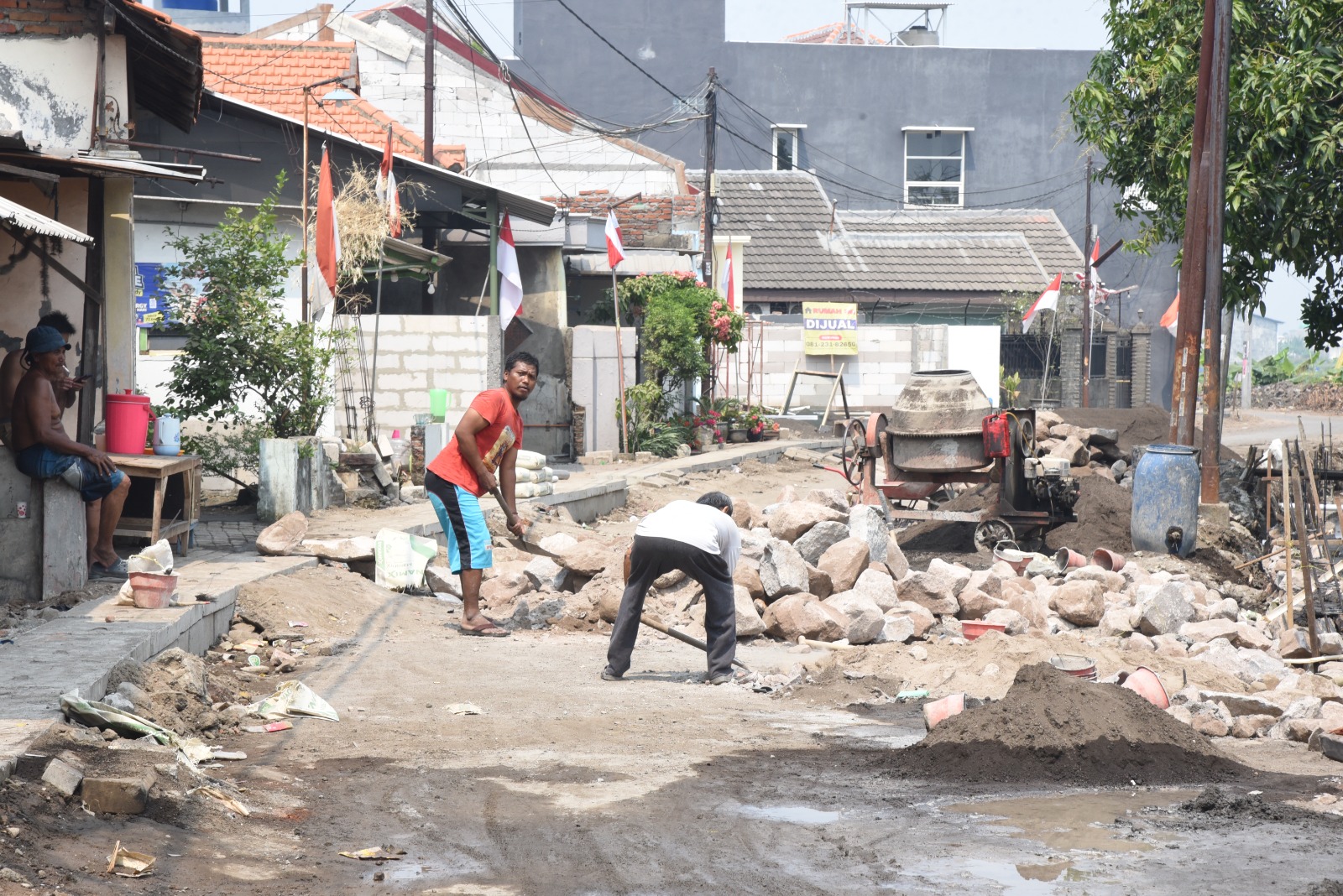 DIKEBUT: Proyek betonisasi Jalan Bringinbendo&ndash;Sidodadi, Desa Bringinbendo, Kecamatan Taman.  &nbsp;