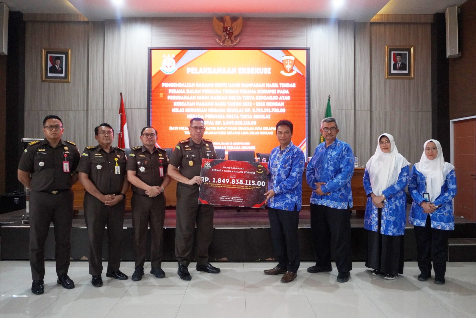 SERAH TERIMA: PDAM Sidoarjo terima penyerahan uang barang bukti dari Kejari Sidoarjo, Kamis (28/8). (DIKY SANSIRI/RADAR SIDOARJO)