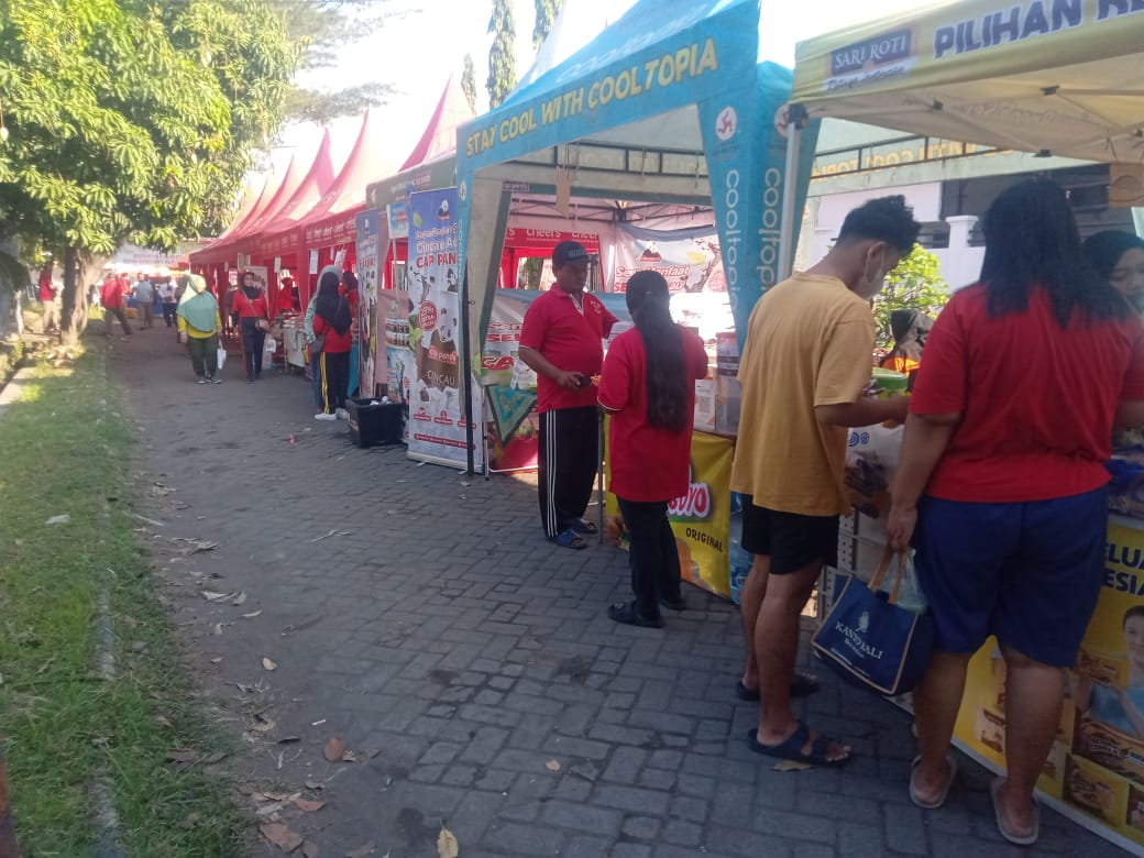 SEMARAK: Warga juga disuguhi pameran produk Usaha Mikro Kecil dan Menengah (UMKM) lokal yang menjadi andalan desa. (CHOTIB/RADAR SIDOARJO)