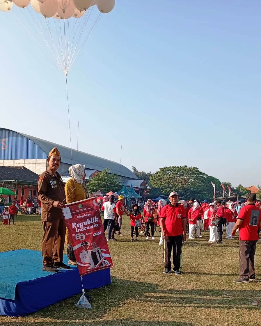ANTUSIAS: Suasana pemberangkatan peserta Jalan Sehat Desa Sugihwaras. (M SAIFUL ROHMAN/RADAR SIDOARJO