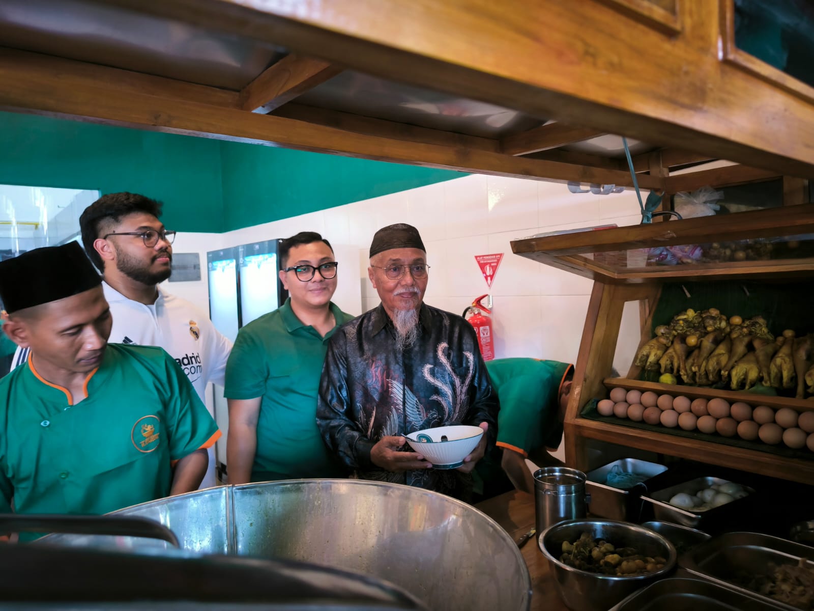 KULINER: H. Tarim (kanan) bersama Abi Adhim (dua dari kanan) dan Farrel Lesmana (dua dari kiri)saat pembukaan gerai Soto H Tarim di Sidoarjo. (M AFIQ FIRDAUS/RADAR SIDOARJO)