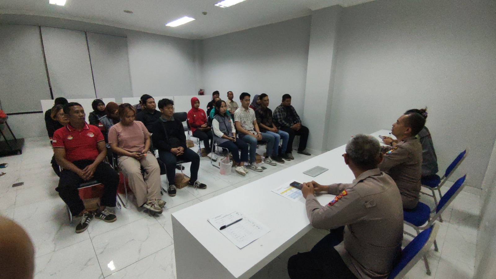 DAMAI: Humas Polresta Sidoarjo sedang berdiakusi dengan netizen.