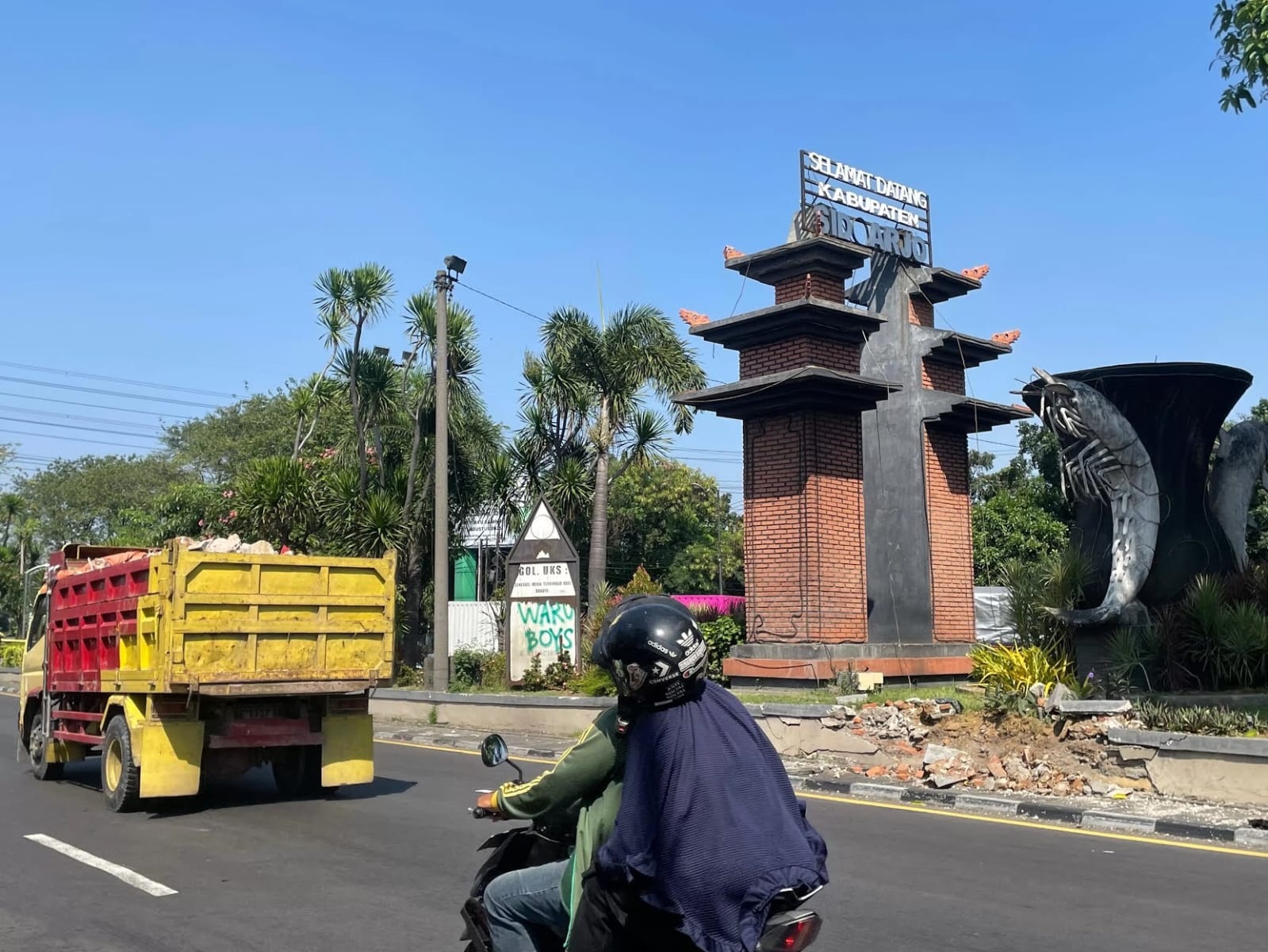 SEDERHANA: Gerbang masuk Kota Delta dari arah Surabaya bakal ditata ulang oleh Pemkab Sidoarjo. (M SAIFUL ROHMAN/RADAR SIDOARJO)