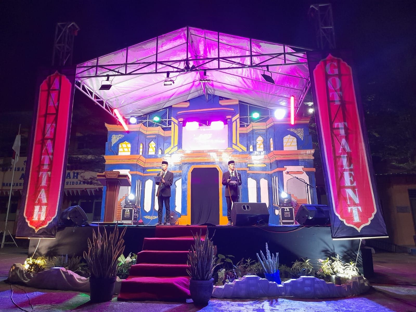 CERIA: Para santri sedang mengikuti gelaran Al Fattah Got Talent 2025 di Sidoarjo. (ANAS/RADAR SIDOARJO)