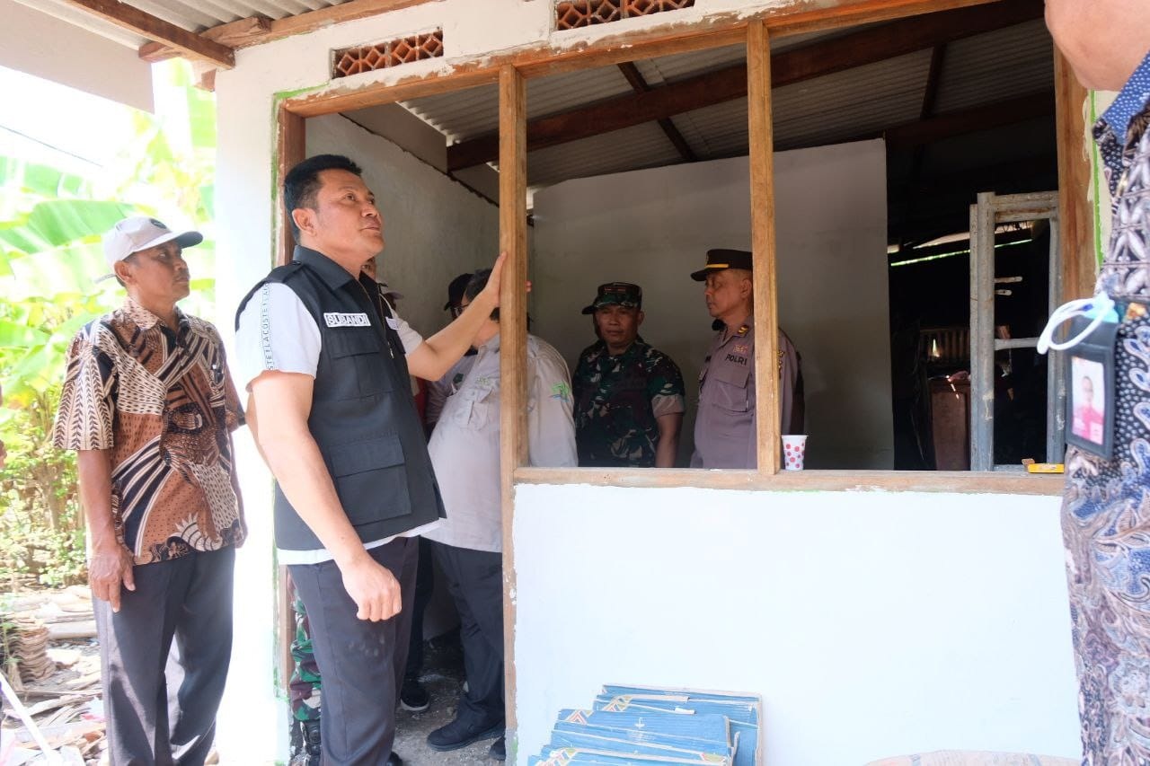 RENOVASI: Bupati Sidoarjo Subandi saat meninjau salah satu rumah tidak layak huni.