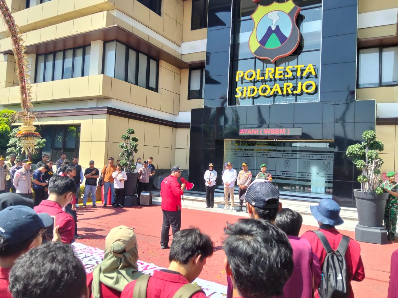 AKSI DAMAI: Mahasiswa sampaikan aspirasi kepada polisi di Polresta Sidoarjo, Senin (1/9). (DIKY SANSIRI/RADAR SIDOARJO)