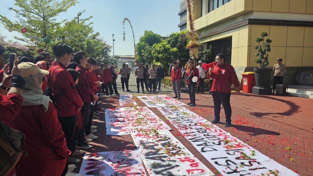 KONDUSIF: Ratusan mahasiswa yang tergabung dalam Ikatan Mahasiswa Muhammadiyah (IMM) Sidoarjo menggelar aksi damai di halaman Mapolresta Sidoarjo, Senin (1/9). (DIKY SANSIRI/RADAR SIDOARJO)