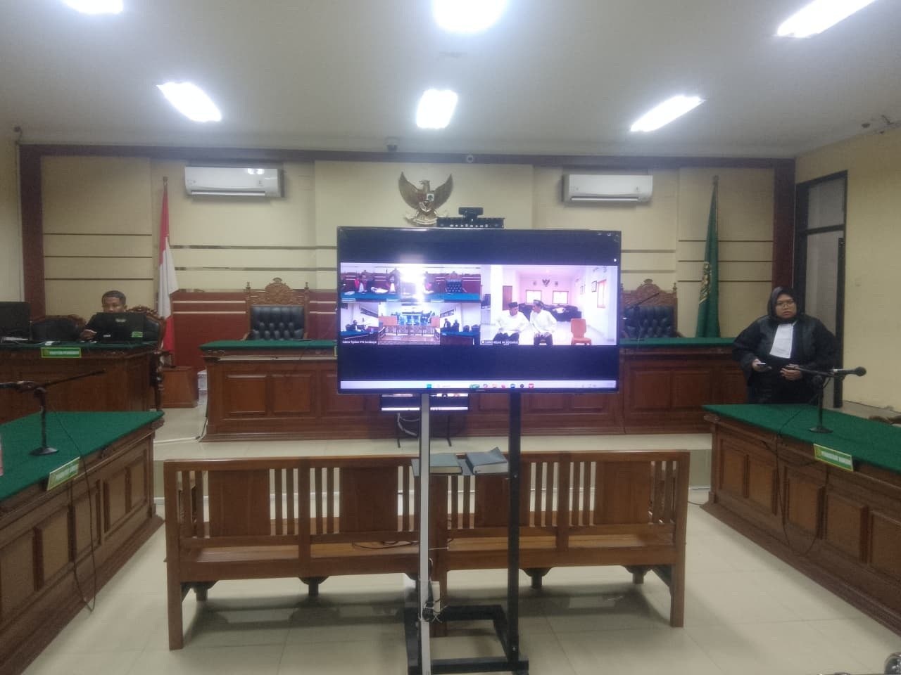 PUTUSAN: Mantan Mades Gilang, Sulhan bersama dua terdakwa lainnya jalani sidang secara daring karena kondisi yang sedang tidak kondusif, Senin (1/9). (DIKY SANSIRI/RADAR SIDOARJO)