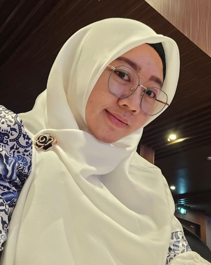 Hj. dr. Puput Fiohana, M.Kes., FISQua, Alumnus Magister Administrasi dan Kebijakan Kesehatan, Universitas Airlangga dan dokter di RSI Siti Hajar Sidoarjo.