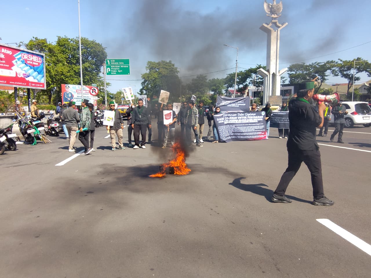 AKSI DAMAI: Mahasiswa sampaikan aspirasi kepada polisi di exit tol Sidoarjo, Selasa (2/9). (DIKY SANSIRI/RADAR SIDOARJO)