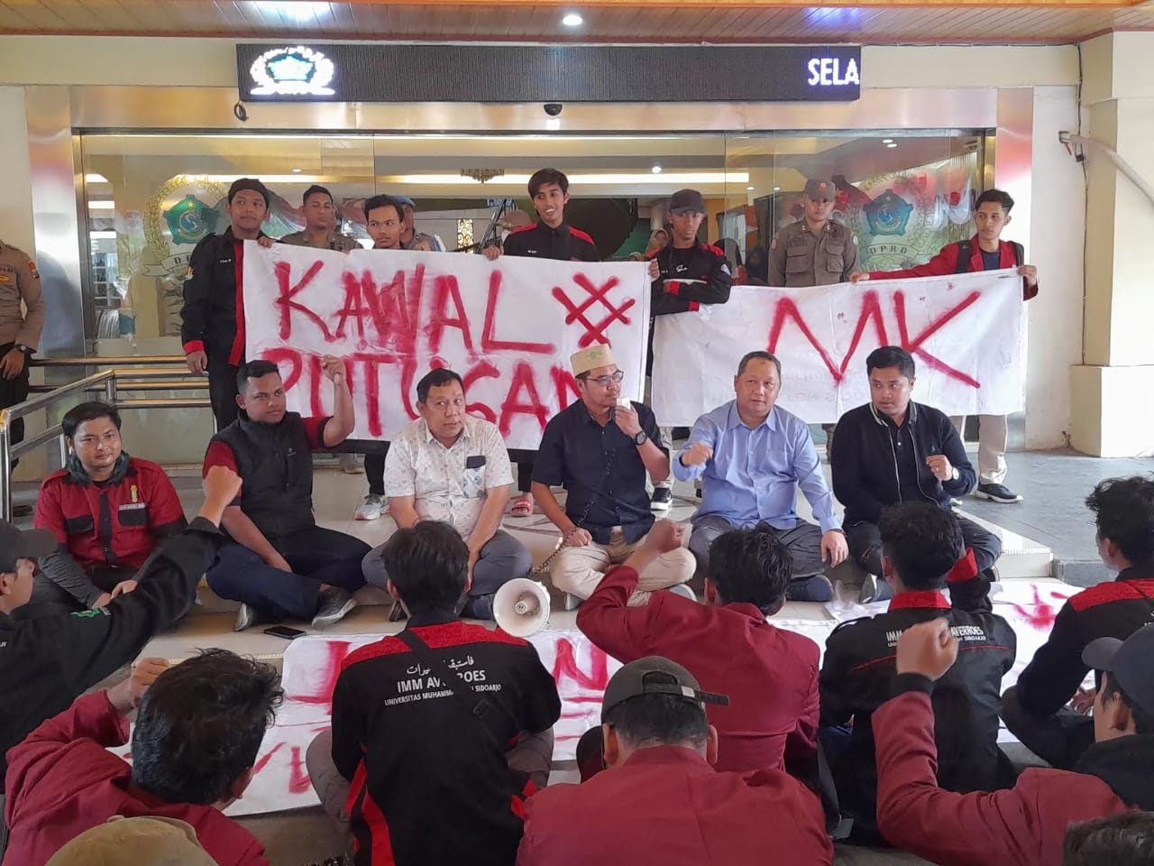 DUDUK BARENG: Ketua DPRD Sidoarjo Abdillah Nasih saat menerima demonstrasi mahasiswa beberapa bulan lalu. (M SAIFUL ROHMAN/RADAR SIDOARJO)