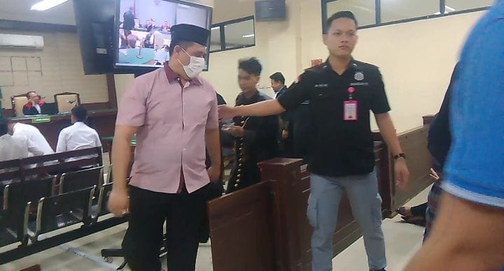 BERSALAH: Heri Achmadi (berkopyah) usai menjalani sidang putusan di Pengadilan Tipikor Surabaya. (DIKY SANSIRI/RADAR SIDOARJO)
