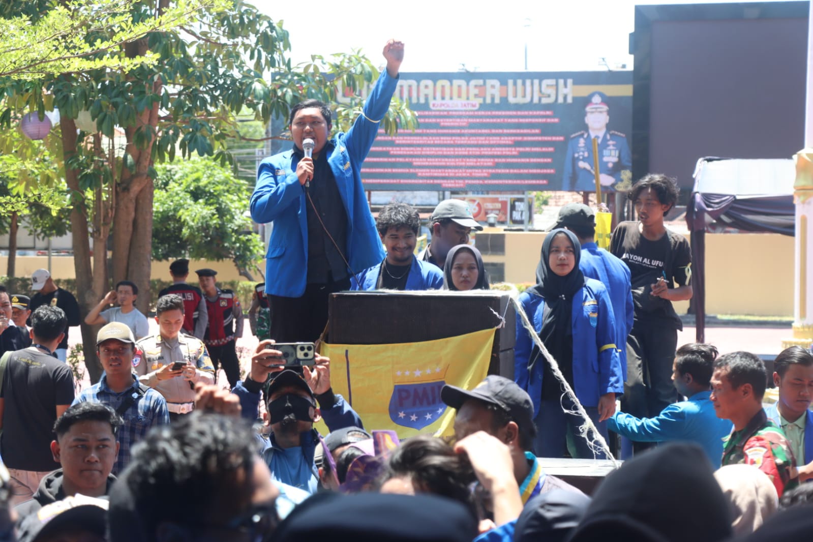 SEMANGAT: Mahasiswa PMII gelar aksi damai di Polresta Sidoarjo, Rabu (3/9). (DIKY SANSIRI/RADAR SIDOARJO)