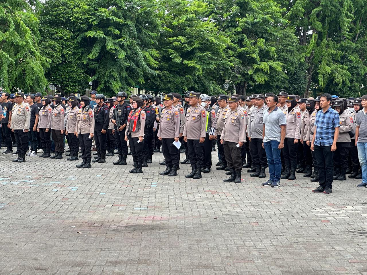 KETAT: Polisi melakukan apel jelang laga Timnas Indonesia di Stadion Gelora Delta Sidoarjo. (DIKY SANSIRI/RADAR SIDOARJO)