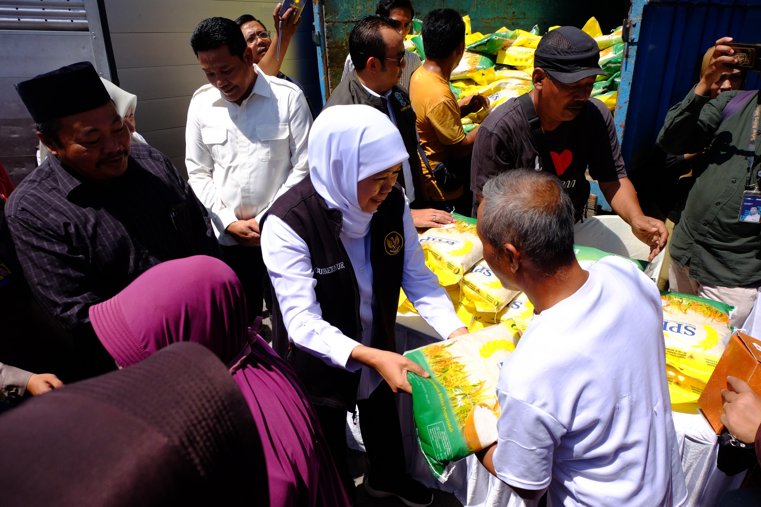ANTUSIAS: Gubernur Jawa Timur Khofifah Indar Parawansa gelar pasar murah di Kecamatan Sedati. (M SAIFUL ROHMAN/RADAR SIDOARJO)