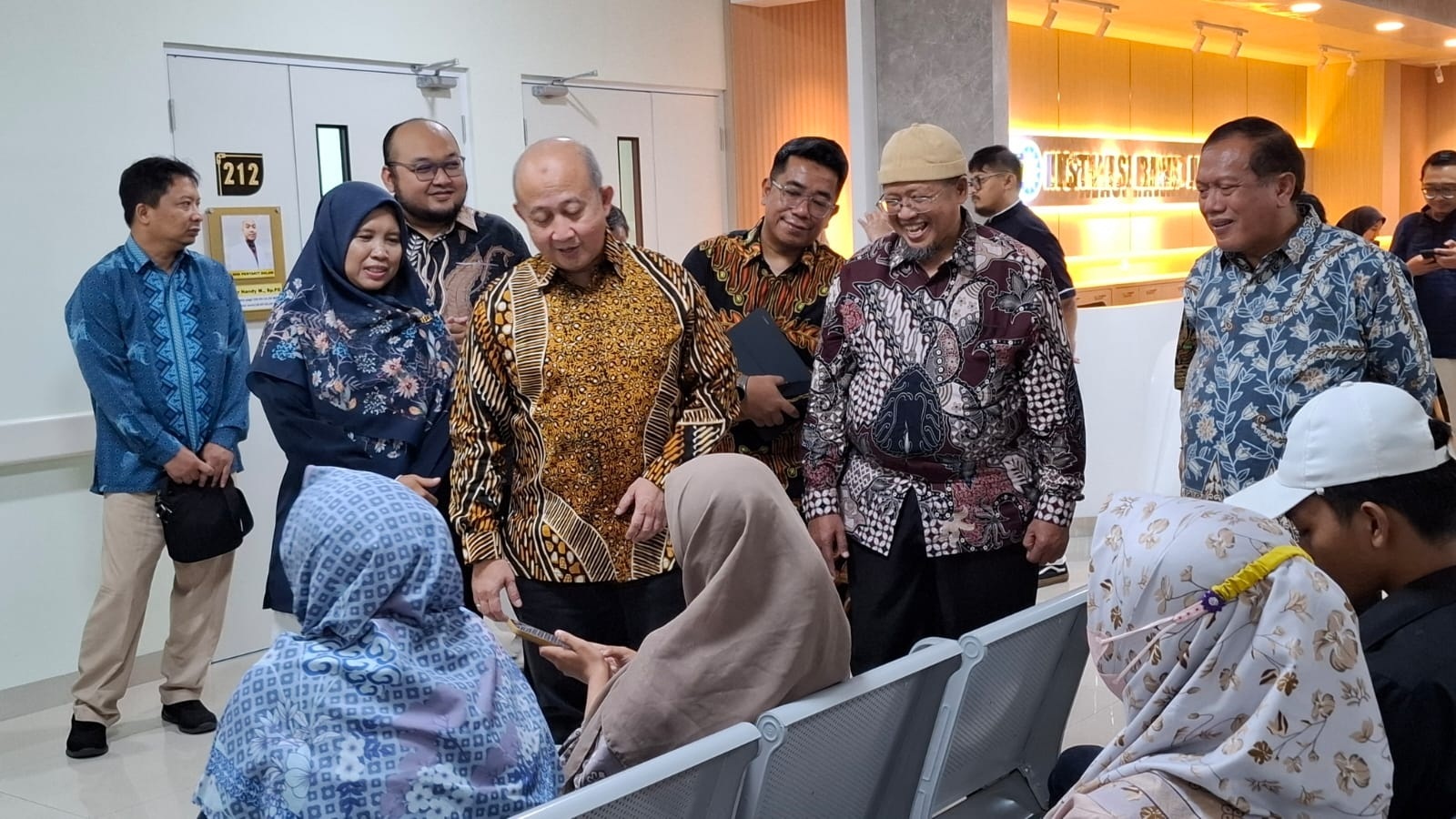 KOLABORASI: Direktur Teknologi Informasi BPJS Kesehatan, Edwin Aristiawan (tengah) bersama Dirut RSU Siti Khodijah, Muhammad Hamdan (kanan). (M SAIFUL ROHMAN/RADAR SIDOARJO)