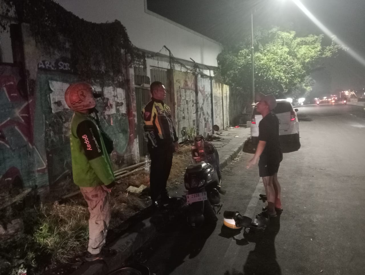BARANG BUKTI: Polisi sedang berada di TKP, usai menolong korban kecelakaan, Jumat (5/9).