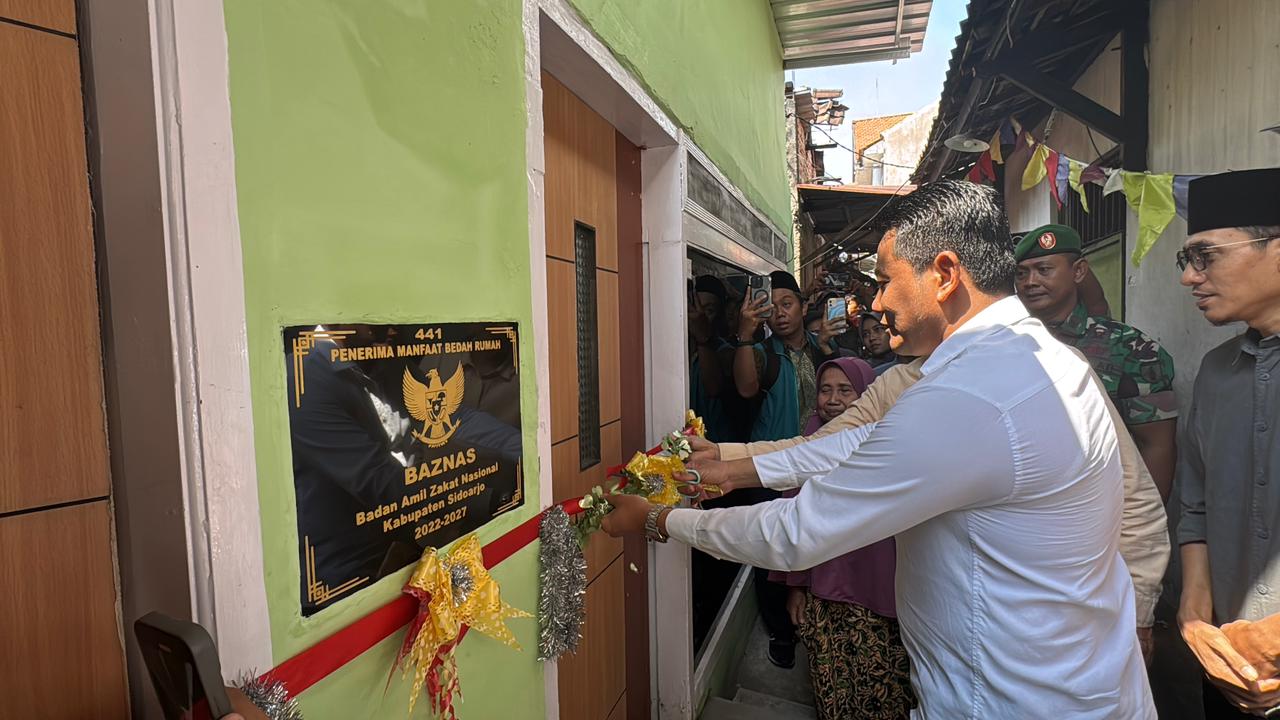 SUDAH LAYAK: Bupati Subandi secara simbolis membuka rumah hasil renovasi Baznas.