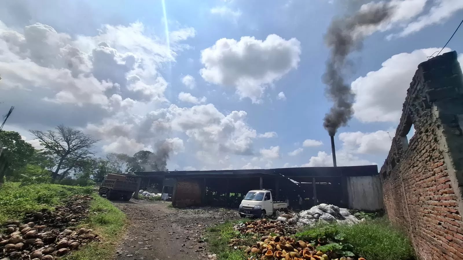 POLUSI UDARA: Kepulan asap yang keluar dari cerobong pabrik tahu Desa Tropodo. (M SAIFUL ROHMAN/RADAR SIDOARJO)