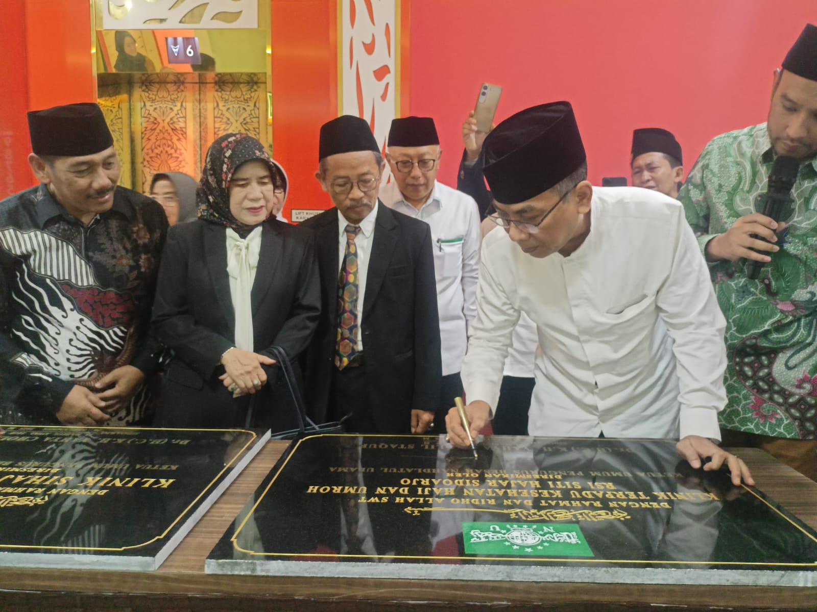 BUKTI TRANSFORMASI: Ketua PBNU, Yahya Staquf saat meresmikan Klinik Terpadu Kesehatan Haji dan Umroh RSI Siti Hajar Sidoarjo. (M SAIFUL ROHMAN/RADAR SIDOARJO)