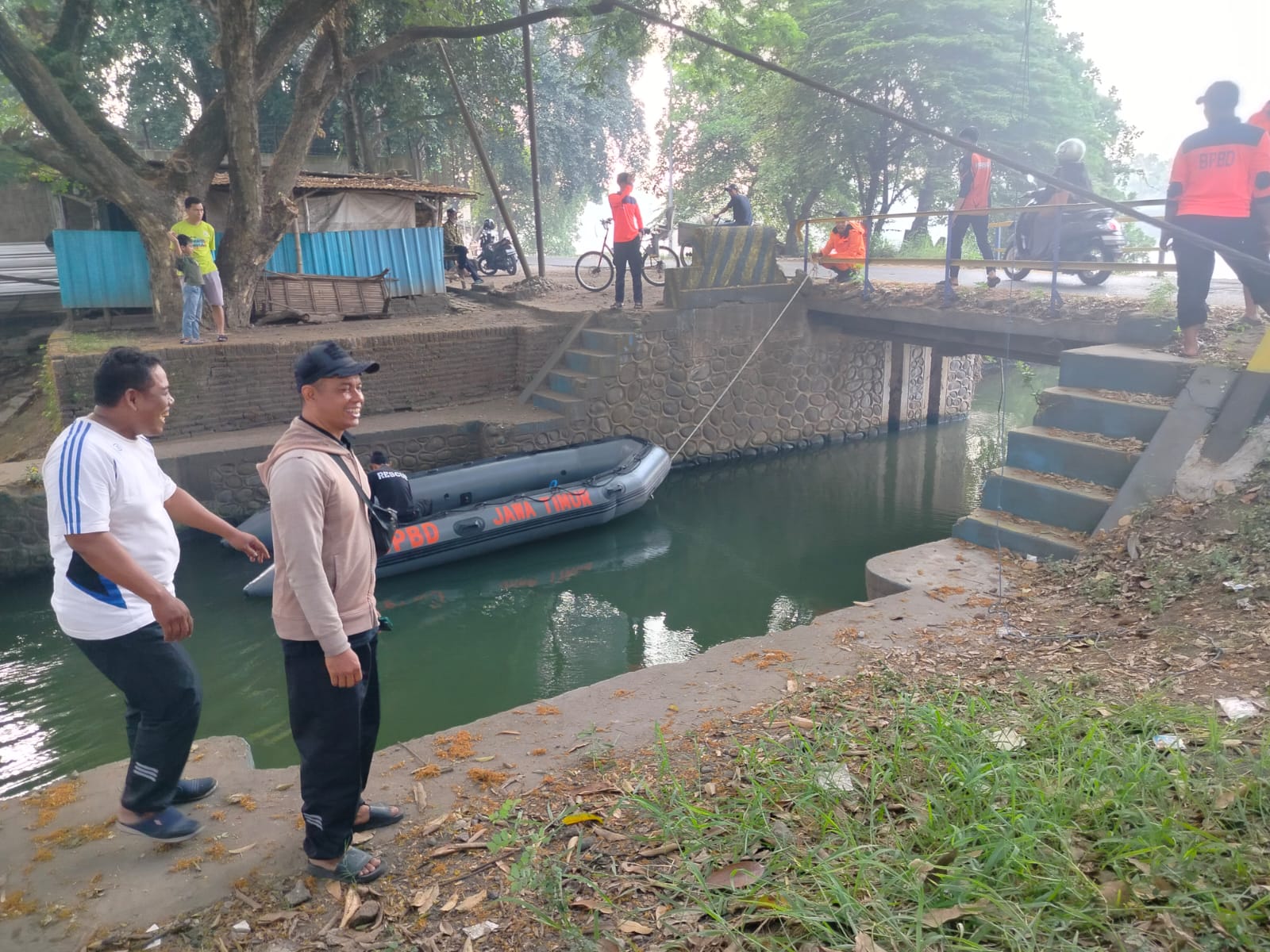 TERCEBUR: Tim SAR gabungan saat melakukan pencarian korban di Jembatan Mertex, Tarik.&nbsp;