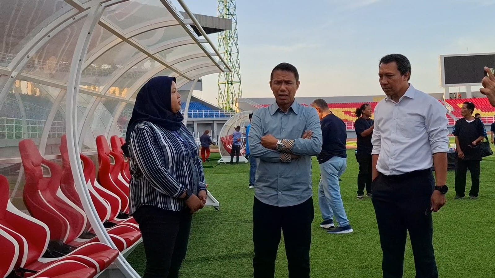 AMAN: &nbsp;CEO Deltras Sidoarjo Amir Burhannudin (kanan) mendampingi Sekjen PSSI, Yunus Nusi (tengah) saat mengecek kondisi Stadion Gelora Delta.  (M SAIFUL ROHMAN/RADAR SIDOARJO)