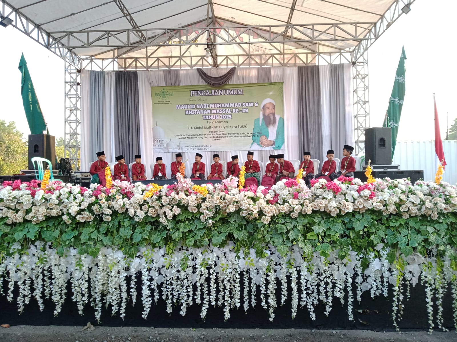 ANTUSIAS: Sebanyak 14 anak ikuti khitanan massal di Desa Sugihwaras, Candi, Minggu (7/9). (CHOTIB/RADAR SIDOARJO)