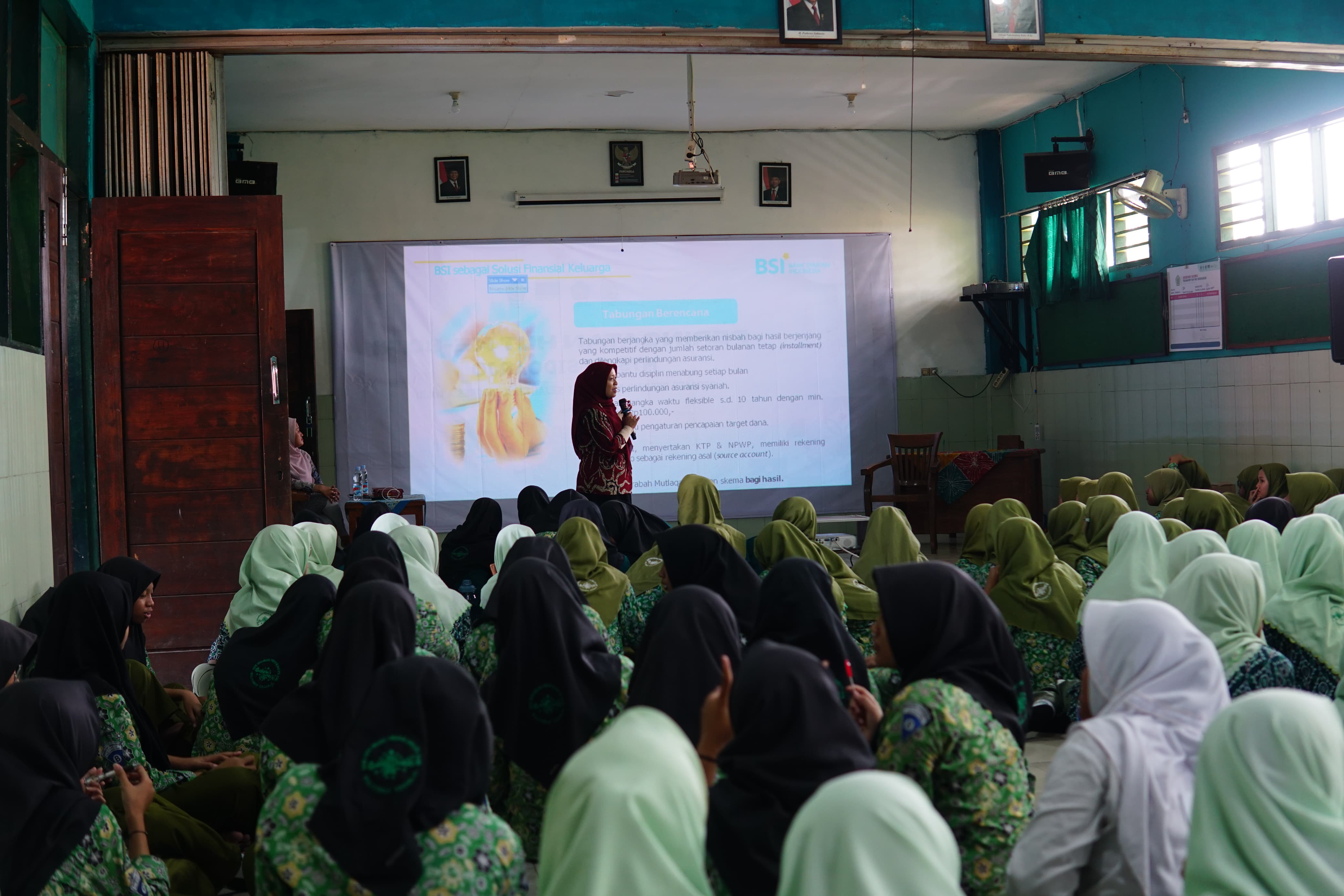 DAPAT ILMU: Ibu Isnaini Nur Abidah dari BSI sedang  menyampaikan materi Literasi Keuangan. (ANAS/RADAR SIDOARJO)