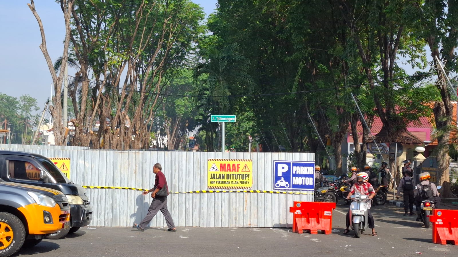 ADA PERBAIKAN: Tampak jalan menuju Alun-alun Sidoarjo ditutup. (M SAIFUL ROHMAN/RADAR SIDOARJO)