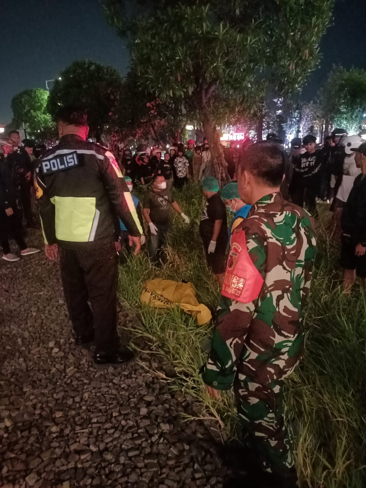 OLAH TKP: Polisi sedang berada di Aloha, tempat tewasnya wanita tertabrak kereta api, Minggu (7/9).
