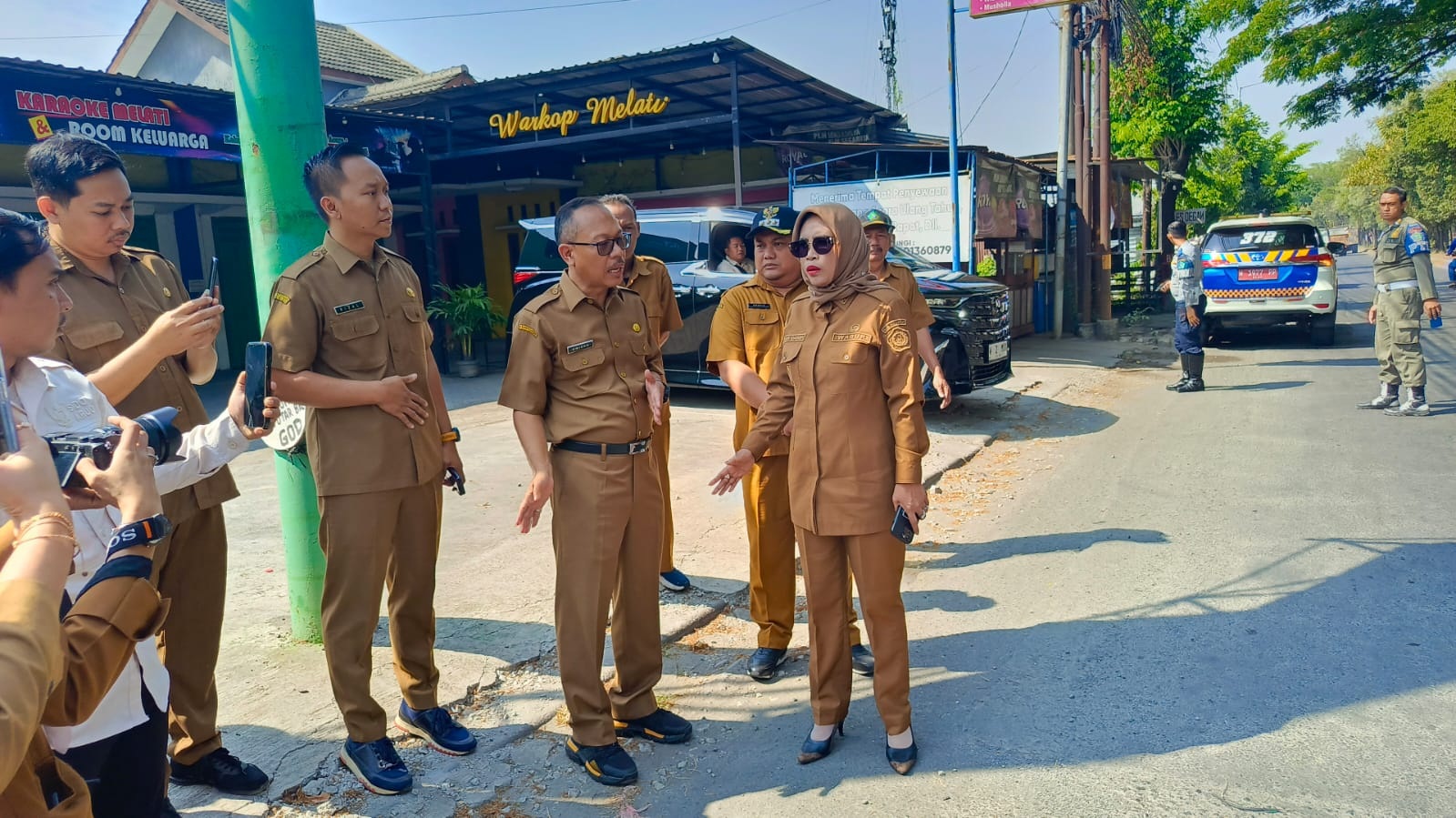 AKAN DIPERBAIKI: Wakil Bupati Sidoarjo Mimik Idayana saat meninjau Jalan Lingkar Timur di Desa Prasung, Kecamatan Buduran.