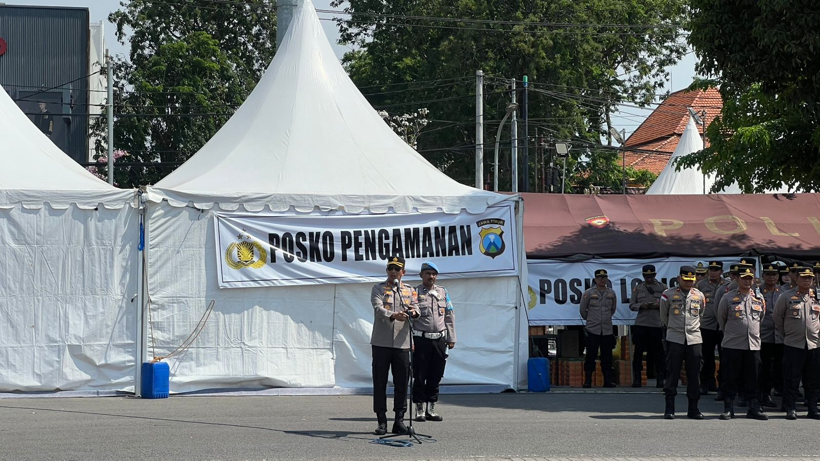 KETAT: Polisi melakukan apel pengamanan laga Timnas Indonesia vs Korea Selatan, Selasa (9/9).