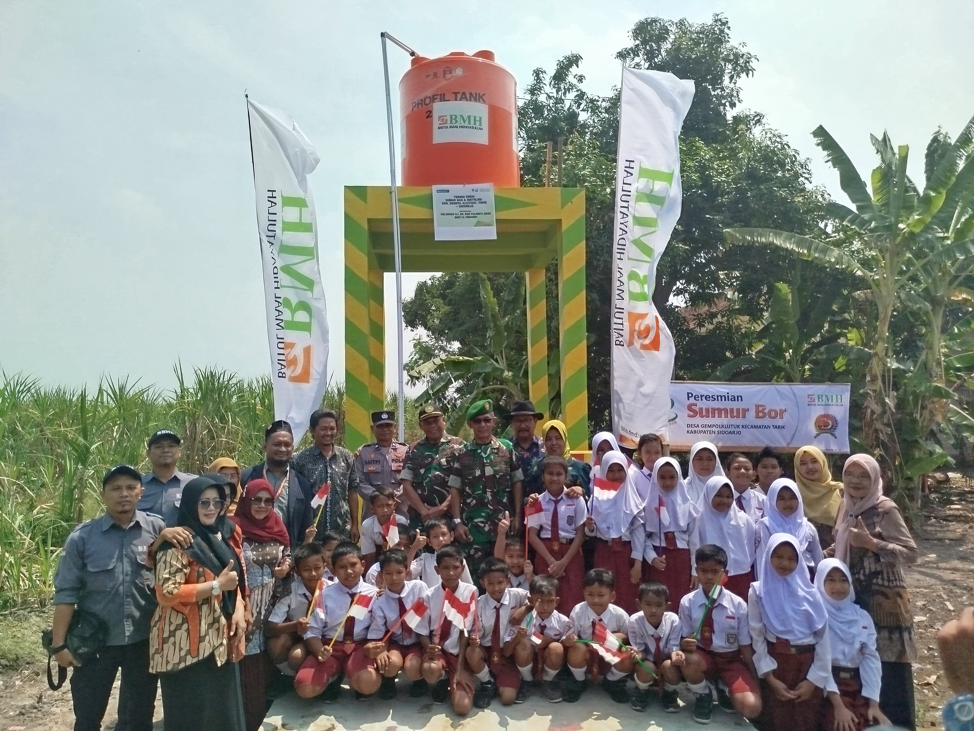 SINERGI: Manager BMH Unit Sidoarjo, Ustadz S. Abdul Karim, S.E.I, bersama Kasdim Mayor Inf Sumarsono, stakeholder terkait, para siswa dan guru turut meresmikan sumur bor di Tarik, Sidoarjo.