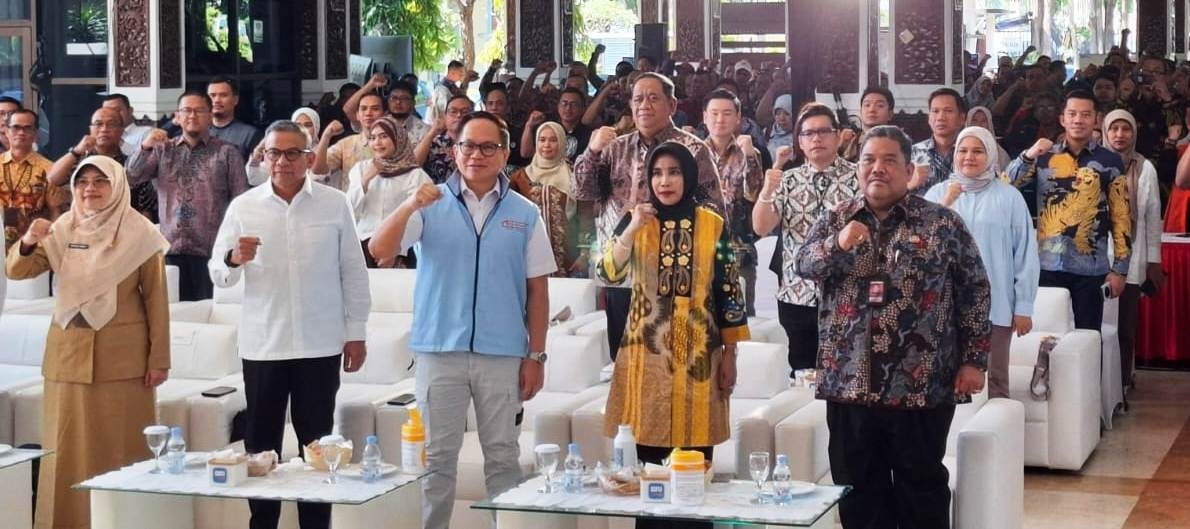SINERGI: Wakil Menteri BUMN Kartika Wirjoatmodjo (tengah) bersama Wakil Bupati Sidoarjo Mimik Idayana (dua dari kanan) didampingi Kepala Dinas Koperasi dan Usaha Mikro Sidoarjo Edi Kurniadi (kanan).