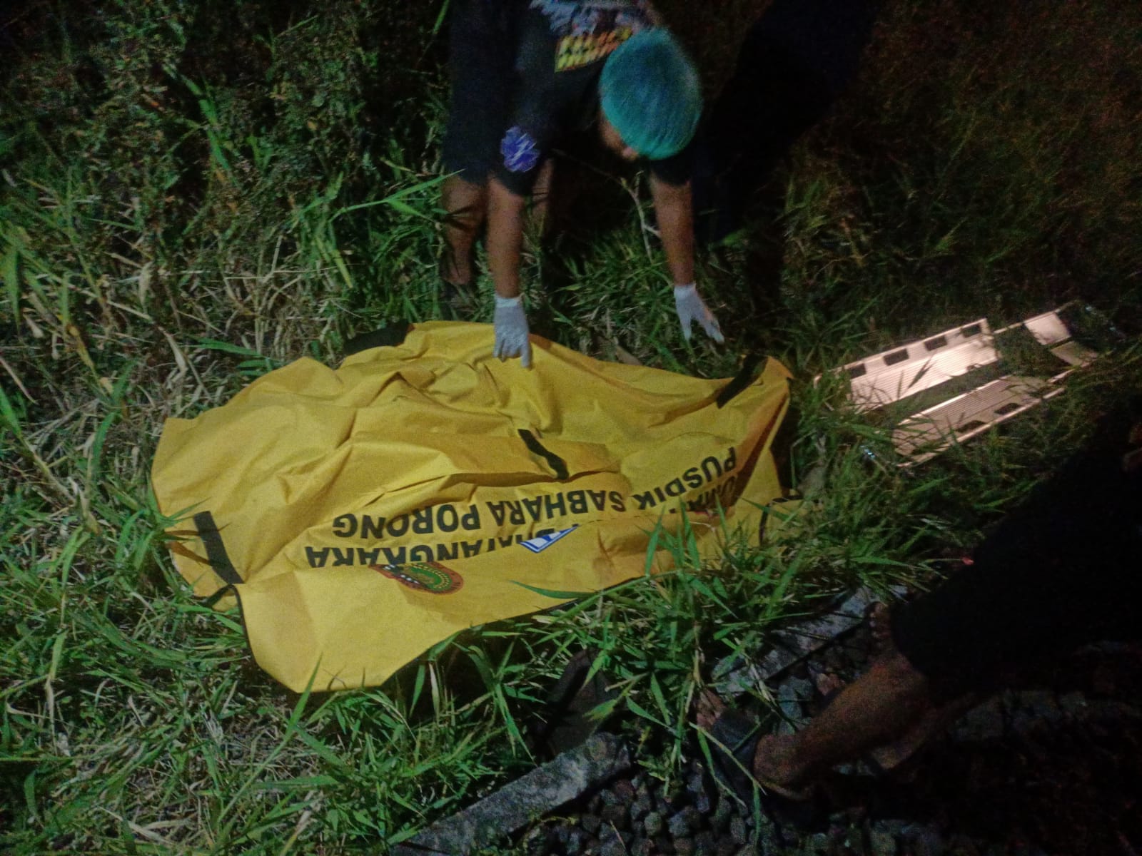 MENGENASKAN: Petugas mengevakuasi jasad korban di Aloha, Gedangan.