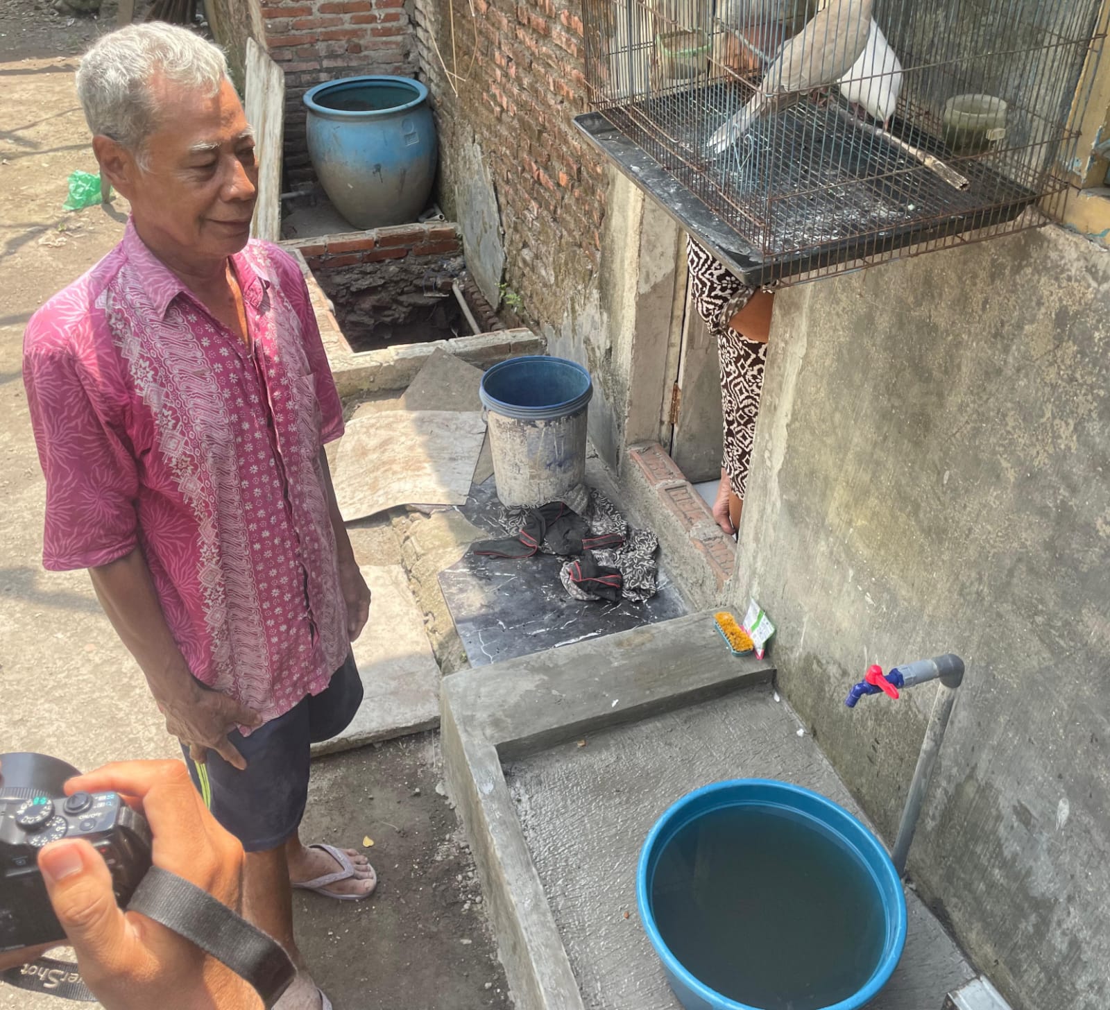 TERCEMAR: Warga saat memperlihatkan kondisi air yang keruh dan berbau di Desa Klurak. Candi, Sidoarjo.(M SAIFUL ROHMAN/RADAR SIDOARJO)