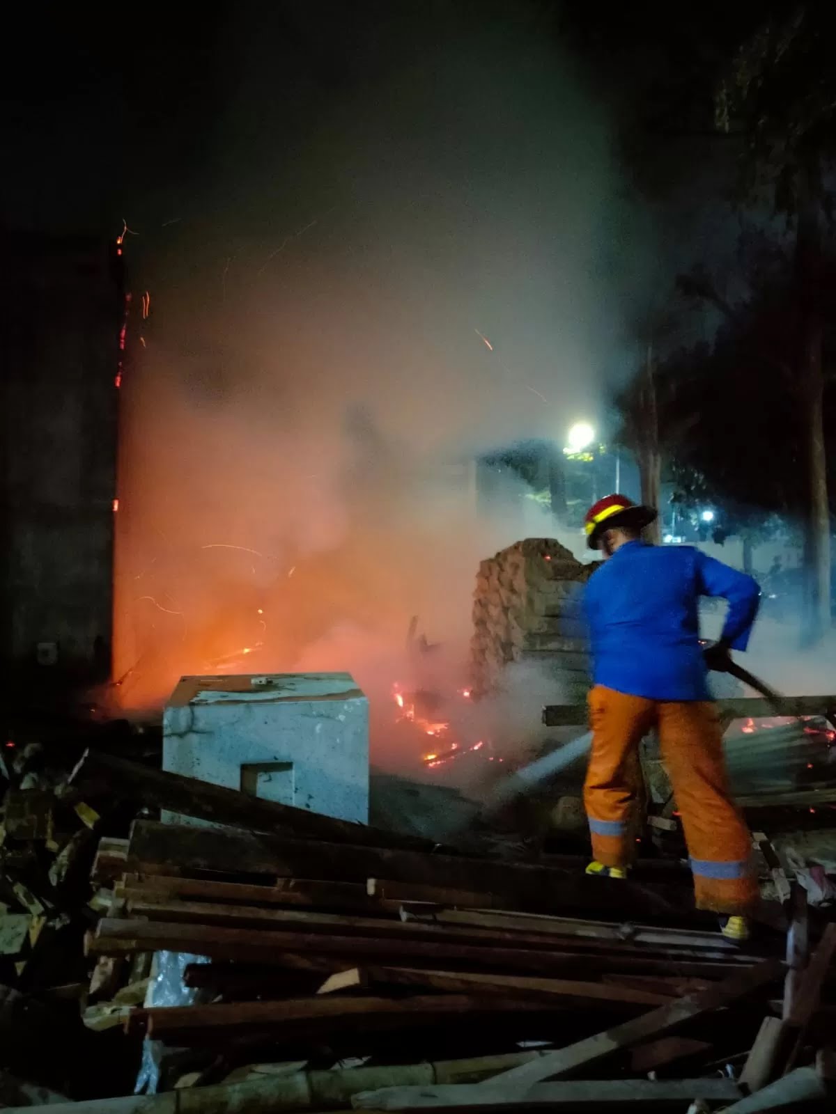MEMBARA: Petugas BPBD Sidoarjo saat memadamkan kebakaran. Tercatat 169 kasus kebakaran terjadi hingga Agustus 2025. (IST/RADAR SIDOARJO)