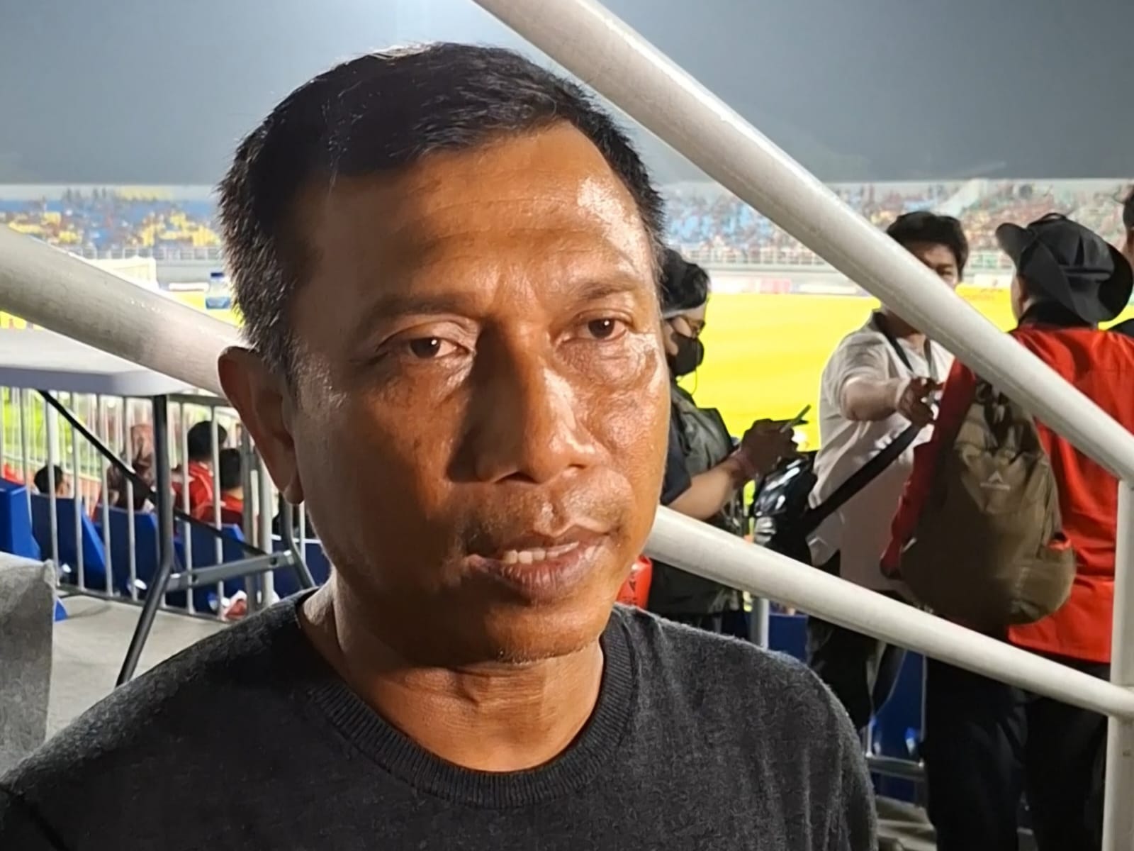 LEGENDA TIMNAS: Pelatih Deltras Sidoarjo, Widodo Cahyono Putro usai menonton pertandingan Timnas U-23 vs Korea Selatan.(M SAIFUL ROHMAN/RADAR SIDOARJO)