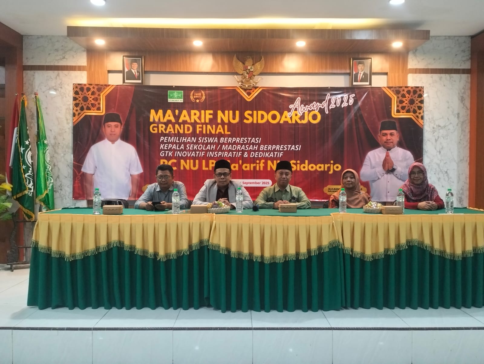 PRESTASI : Ketua PCNU LP Ma&rsquo;arif NU Sidoarjo, H.M. Saifulloh Asy&rsquo;ari, S.Si., M.Pd.I bersama dewan juri dalam kegiatan Grand Final Ma&rsquo;arif NU Sidoarjo Award 2025, Rabu (10/9). (ANAS/RADAR SIDOARJO)