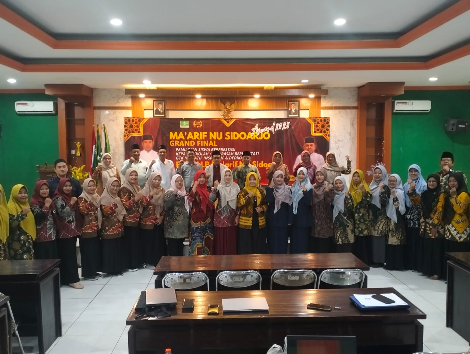 SUKSES: Para peserta dewa guru , juri dan ketua LP Ma