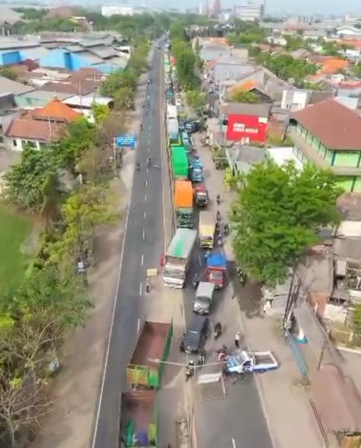 MACET : Polisi melakukan rekayasa lalu lintas di Jalan Raya Trosobo, Taman, Sidoarjo, Kamis (11/9).(DIKY SANSIRI/RADAR SIDOARJO)