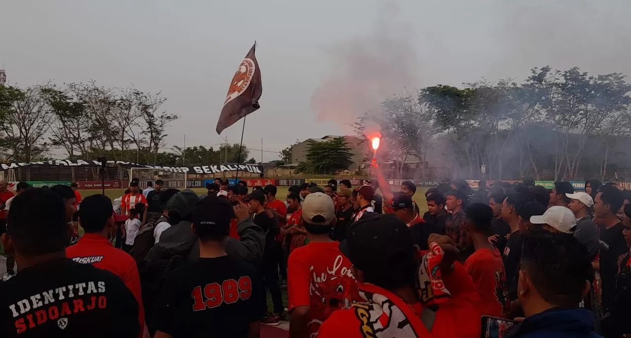 FANATIK: Deltamania saat hadiri launching tim Deltras Sidoarjo pada 2023 lalu. (M SAIFUL ROHMAN/RADAR SIDOARJO)
