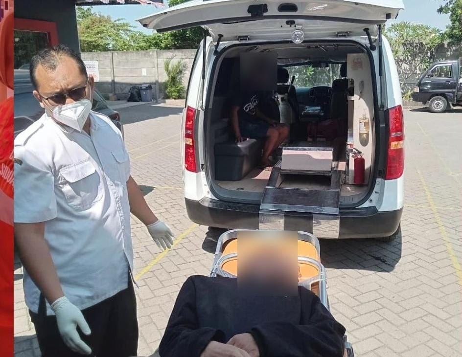DARURAT: Penanganan tim medis PSC 119 Dinkes Sidoarjo. Selama semester satu ada ribuan panggilan darurat serta puluhan telepon prank.(IST/RADAR SIDOARJO)