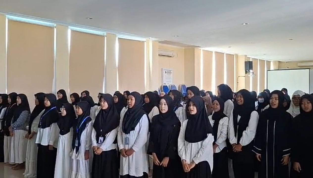 INDAH: Siswa SMP Hang Tuah 6 Excellent Juanda saat melantun sholawat.(ANAS/RADAR SIDOARJO)&nbsp;