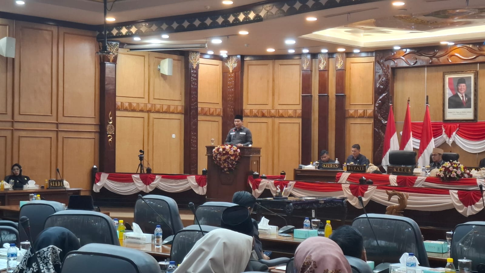 NAIK: Bupati Sidoarjo, Subandi saat mengikuti sidang paripurna di gedung DPRD Sidoarjo. Anggaran belanja naik pada APBD 2025 ini. (M SAIFUL ROHMAN/RADAR SIDOARJO)
