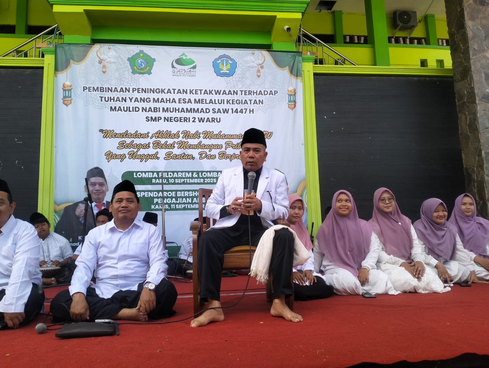 TAUSIYAH: .Mashlihan saat Ceramah agama didampingi oleh kepala SMPN 2 Waru,Ahmad Anwar dalam kegiatan Maulid Nabi Muhammad SAW.(ANAS/RADAR SIDOARJO)
