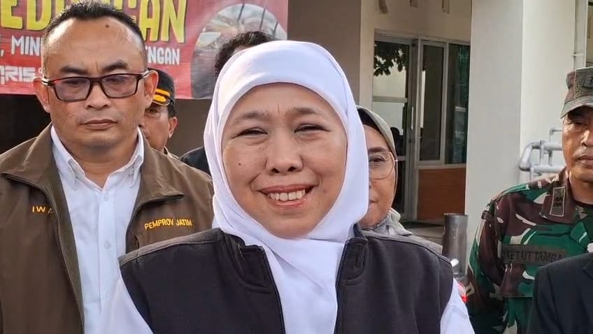 ANTISIPASI: Gubernur Jatim Khofifah Indar Parawansa saat berada di Gedangan, Sidoarjo. Ia mengantisipasi bencana kekeringan dengan menyiapkan sumur bor.(M SAIFUL ROHMAN/RADAR SIDOARJO)