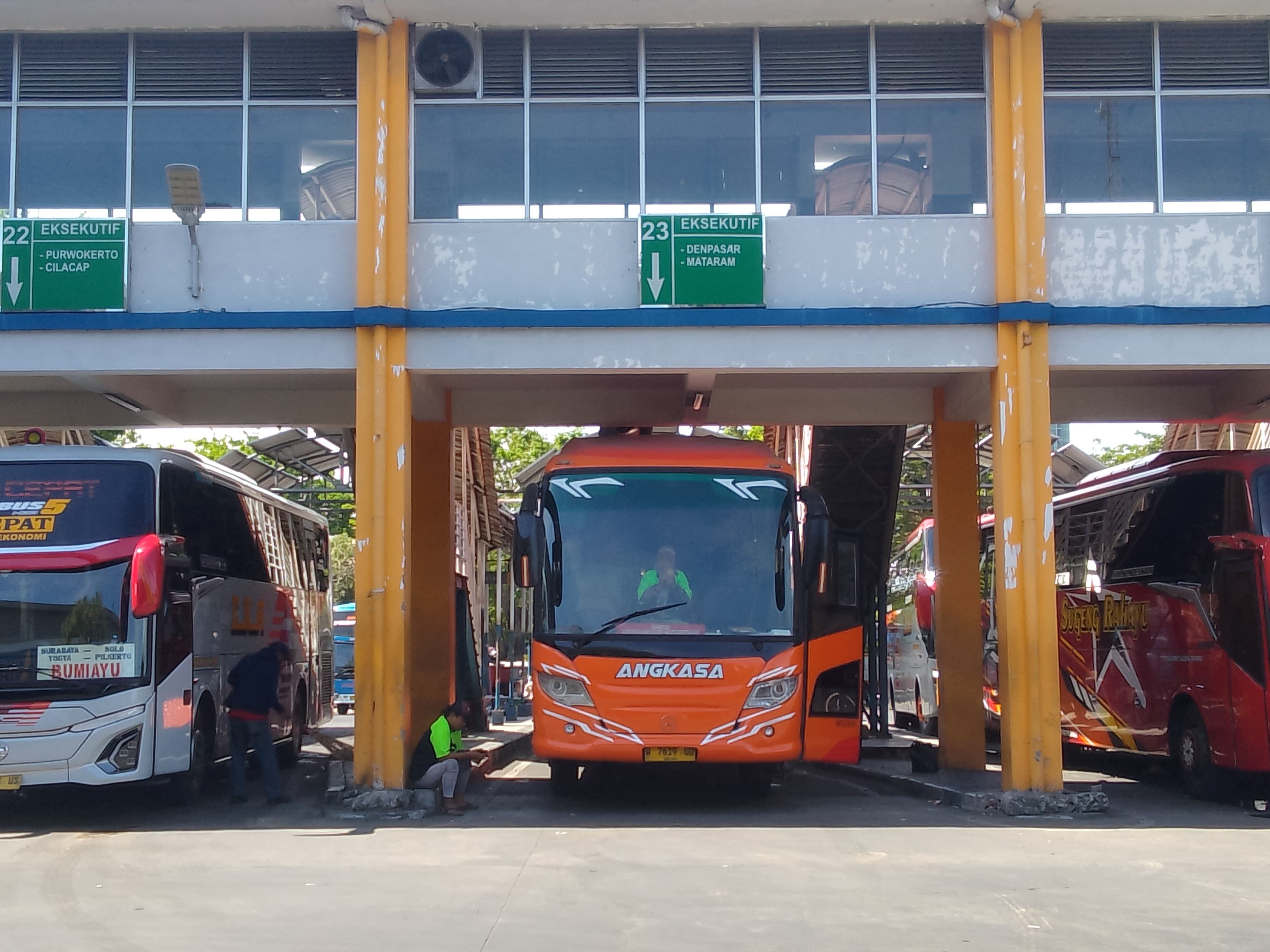 SEPI : Bus jurusan Bali hendak berangkat dari Terminal Purabaya Sidoarjo, Kamis (11/9).(DIKY SANSIRI/RADAR SIDOARJO)