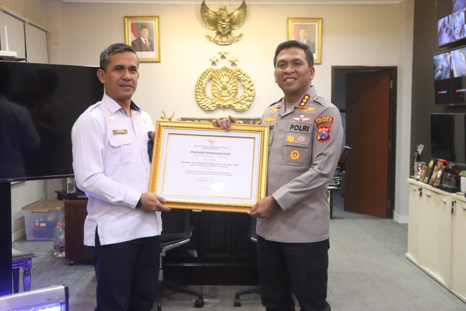 SINERGI : Kapolresta Sidoarjo Kombes Christian Tobing menerima penghargaan dari KemenImipas terkait ketahanan pangan.(IST/RADAR SIDOARJO)